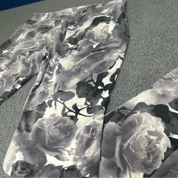 HUE Ladies Gray/White Floral Leggings/Jeggings - Size Large. - Picture 15 of 15